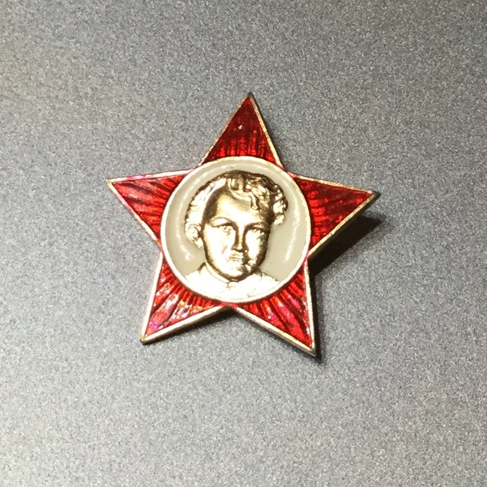 10KT gold Soviet era Oktyabrenok enameled red star pin #USSR